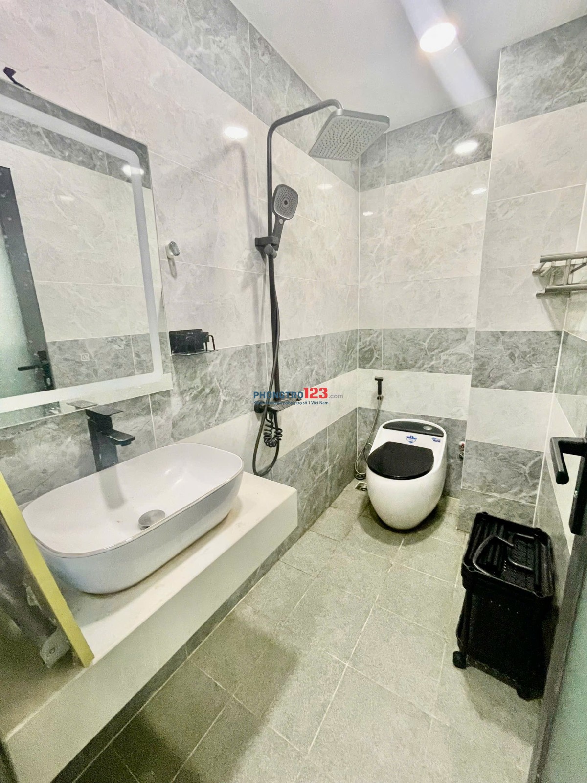 Căn Hộ 2PN + 1 Ban Công rộng 60m2 - Nguyên Tầng Nguyễn xí Gần CC Richmond