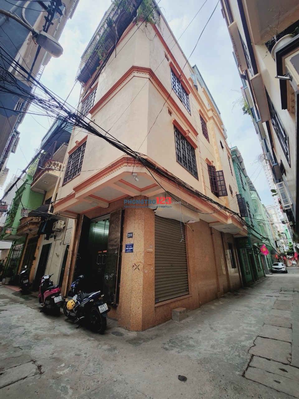 Cho thuê nhà 4 tầng nguyên căn, căn góc, phố Tân Mai, đường oto tránh, chính chủ