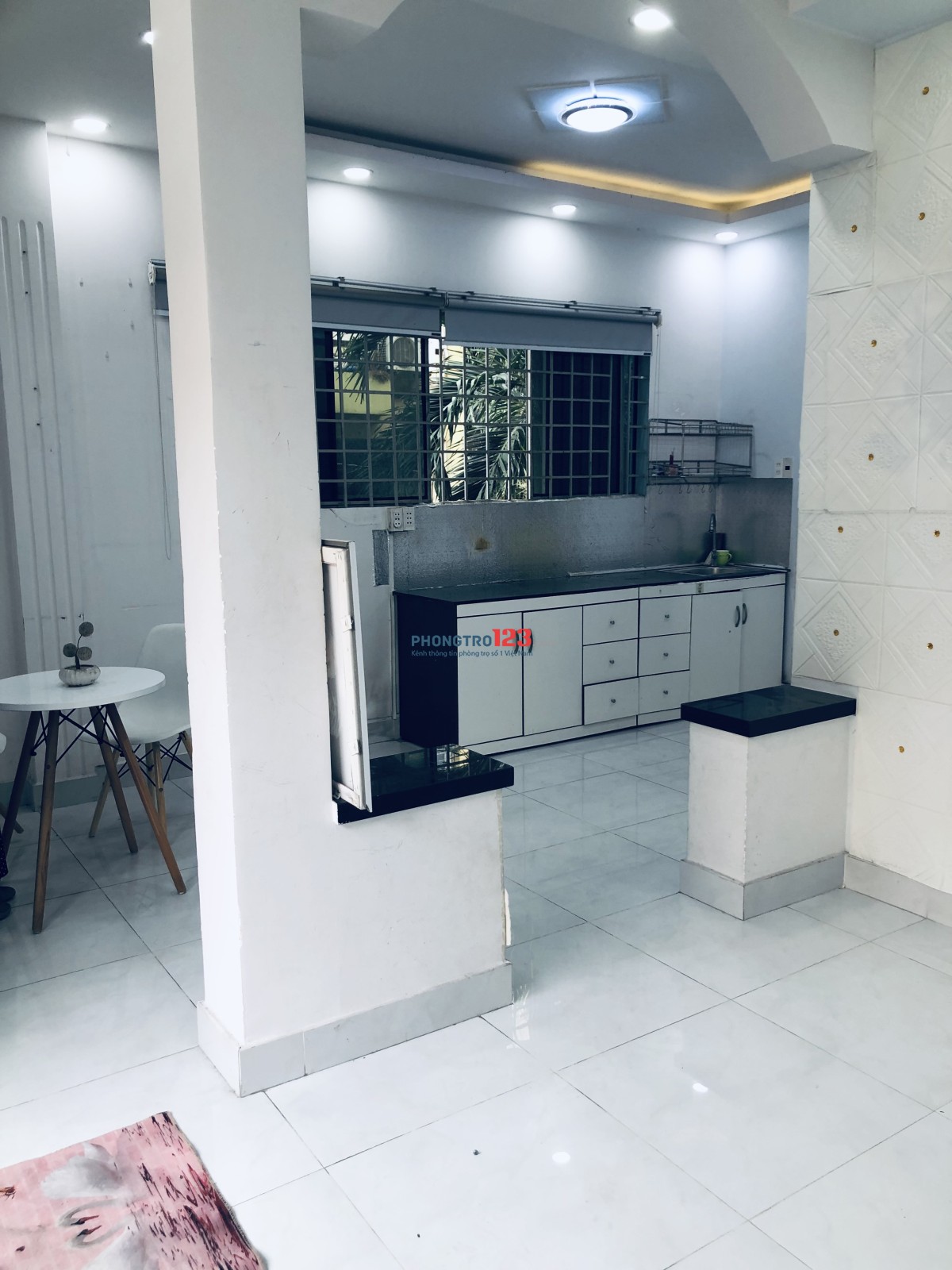Phòng trọ 40m2 full nội thất. Có ban công , Tollet riêng. Tủ lạnh , máy lạnh, máy giặt
