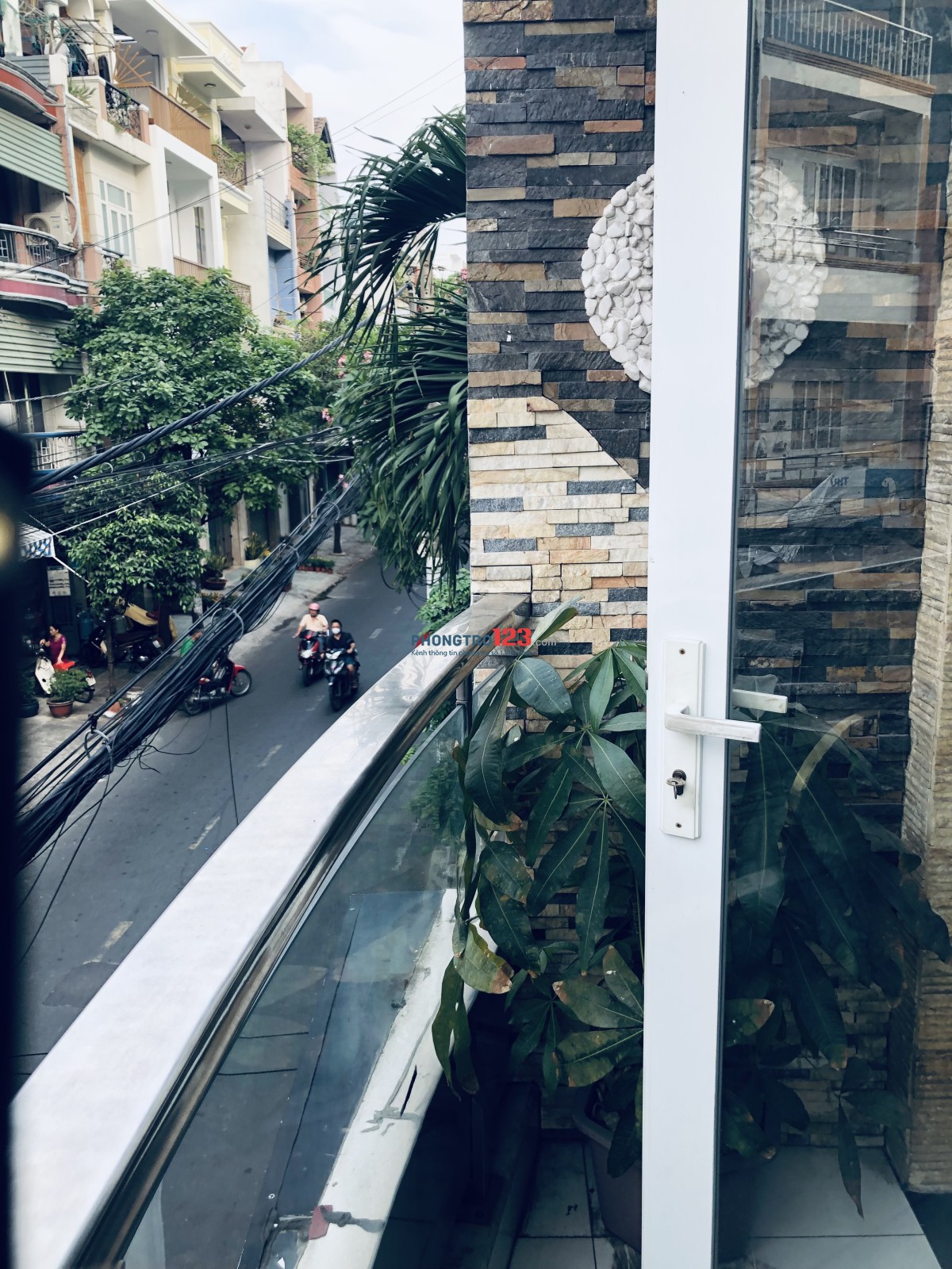 Phòng trọ 40m2 full nội thất. Có ban công , Tollet riêng. Tủ lạnh , máy lạnh, máy giặt