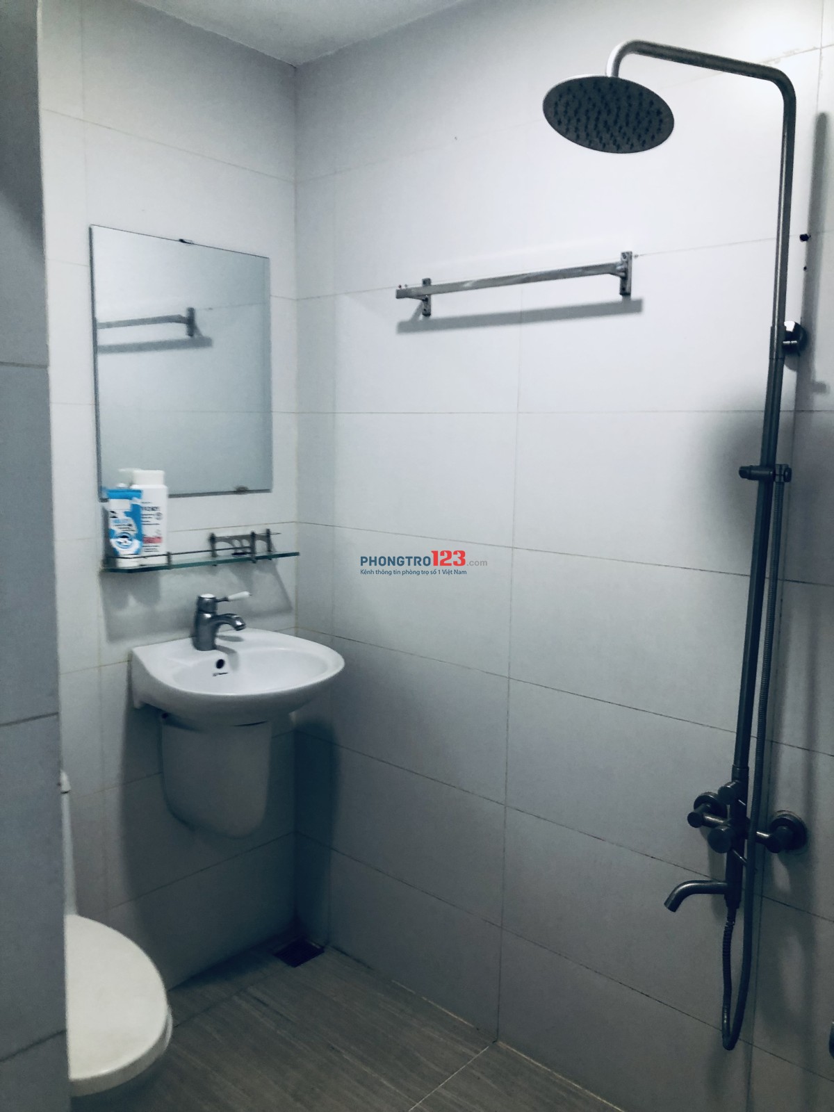 Phòng trọ 40m2 full nội thất. Có ban công , Tollet riêng. Tủ lạnh , máy lạnh, máy giặt