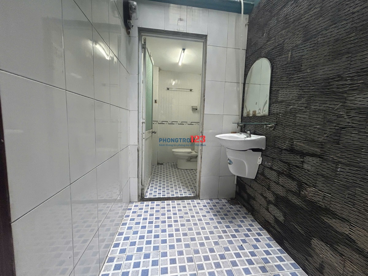CHDV Gần Ngã Tư 4 Xã, trệt, sân sau, giếng trời, full NT, WC riêng