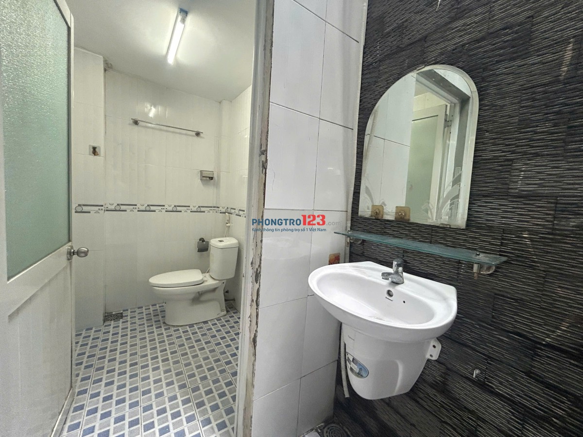 CHDV Gần Ngã Tư 4 Xã, trệt, sân sau, giếng trời, full NT, WC riêng