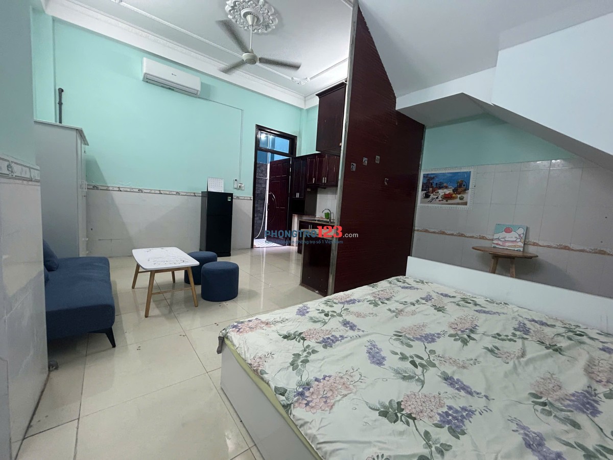 CHDV Gần Ngã Tư 4 Xã, trệt, sân sau, giếng trời, full NT, WC riêng