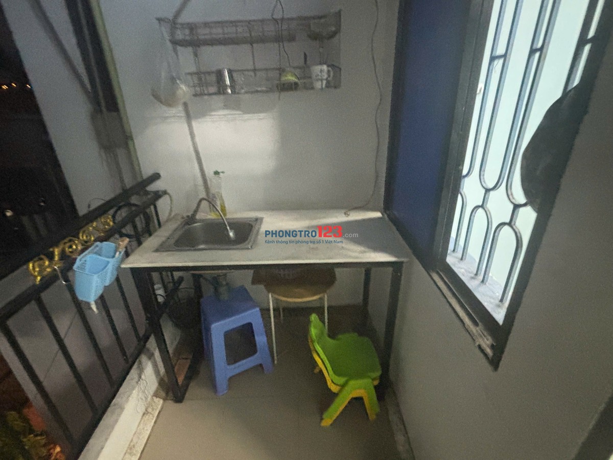 Phòng trọ cho thuê Q10, có máy lạnh, toilet riêng.