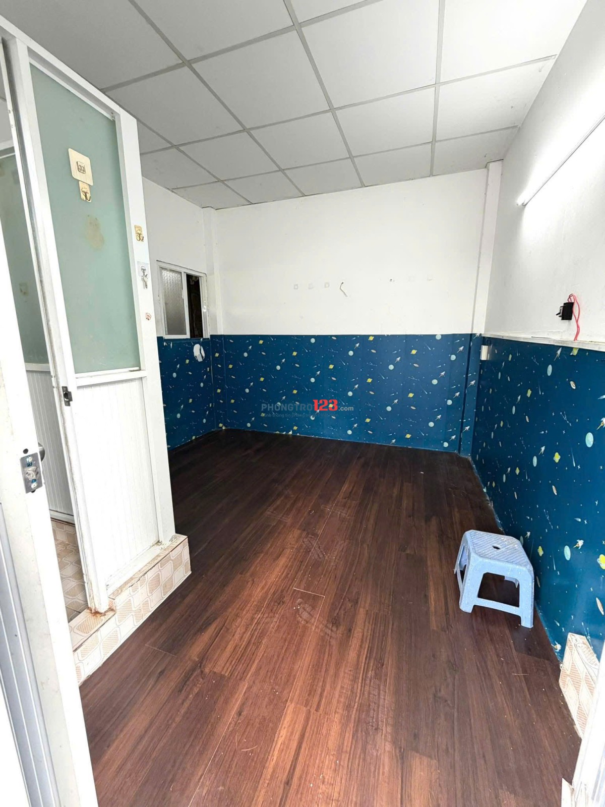 Phòng tầng 1 - Cửa sổ - Tolet riêng - Ban công chung thoáng, có sân xe trong nhà, Giờ giấc tự do.
