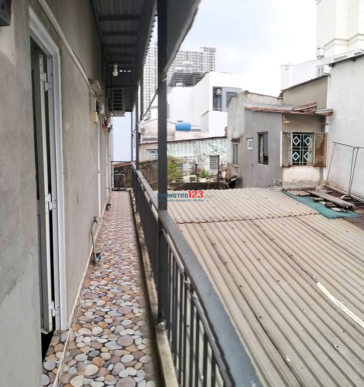 Phòng tầng 1 - Cửa sổ - Tolet riêng - Ban công chung thoáng, có sân xe trong nhà, Giờ giấc tự do.