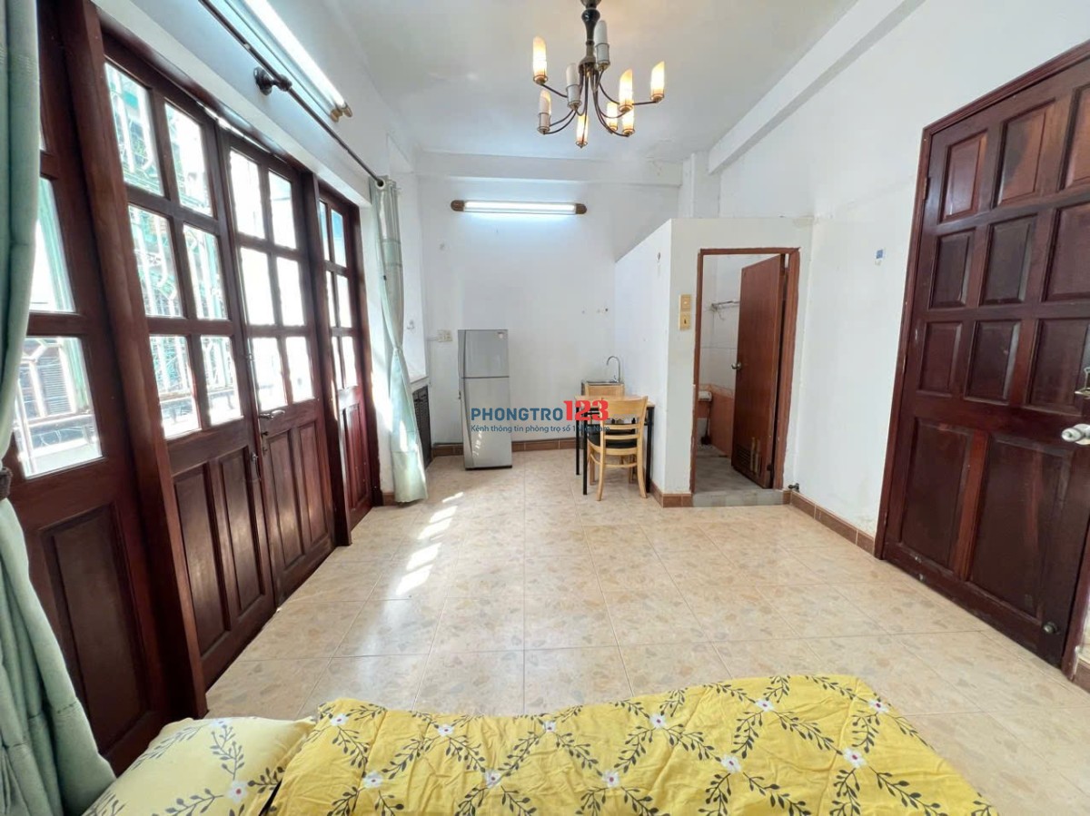 CHO THUÊ PHÒNG 585 SƯ VẠN HẠNH Q10 - KẾ BÊN HUFLIT VÀ VẠN HẠNH MALL, CÓ BAN CÔNG, NỘI THẤT