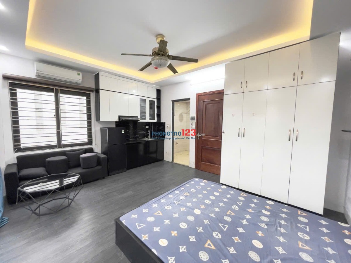 Cho Thuê Căn Hộ Ban Công 35m2 - Thang Máy, Có Dọn Phòng - Trần Bình Trọng Gần Chợ Bà Chiểu