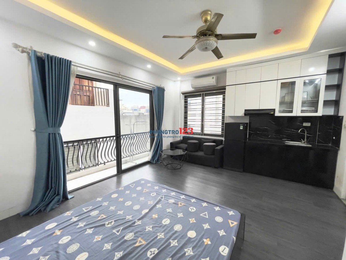 Cho Thuê Căn Hộ Ban Công 35m2 - Thang Máy, Có Dọn Phòng - Trần Bình Trọng Gần Chợ Bà Chiểu