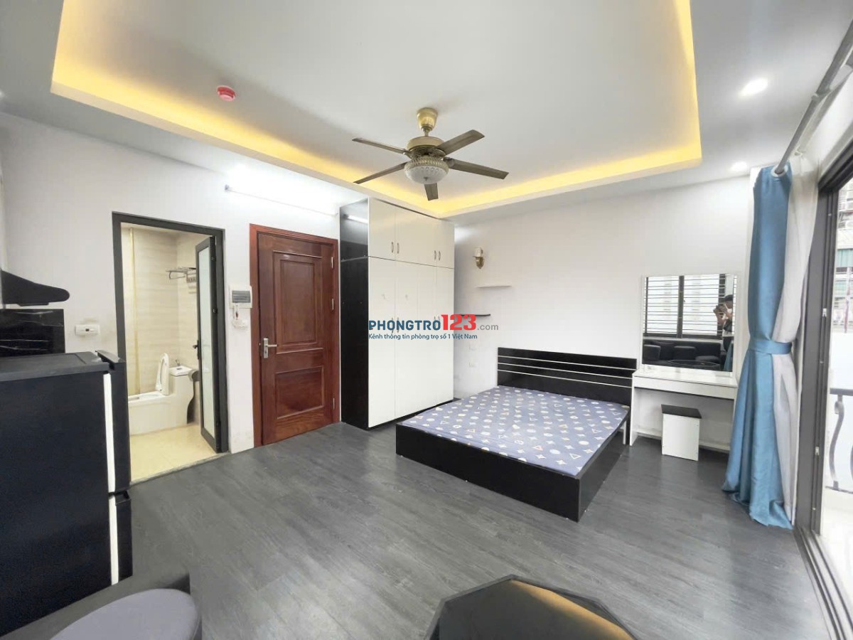 Cho Thuê Căn Hộ Ban Công 35m2 - Thang Máy, Có Dọn Phòng - Trần Bình Trọng Gần Chợ Bà Chiểu