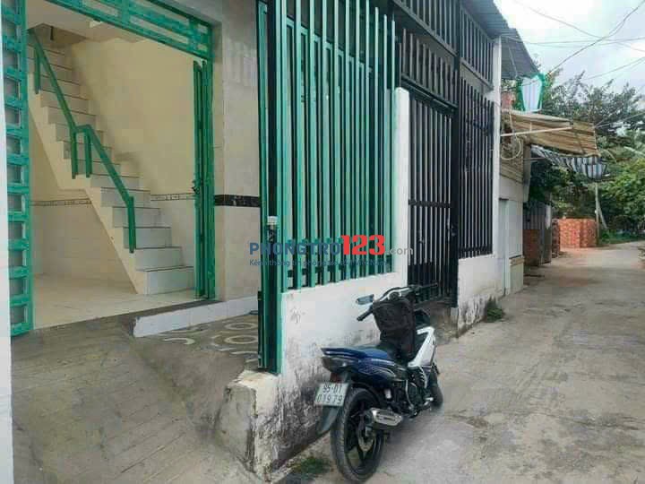 Cho thuê nhà hẻm 701 đường 3/2 có sẵn tủ lạnh và máy lạnh giá 4.5tr