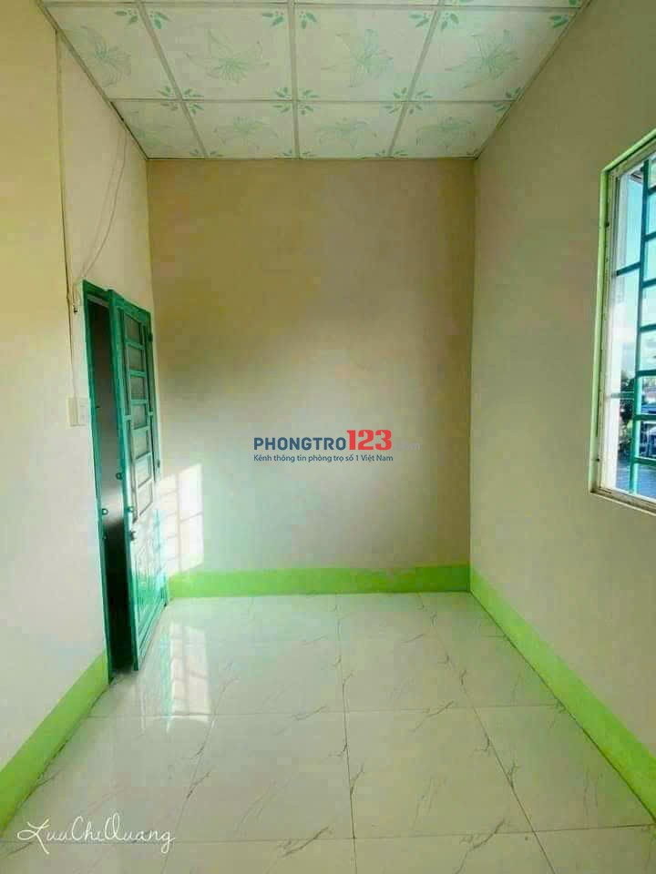 Cho thuê nhà hẻm 701 đường 3/2 có sẵn tủ lạnh và máy lạnh giá 4.5tr
