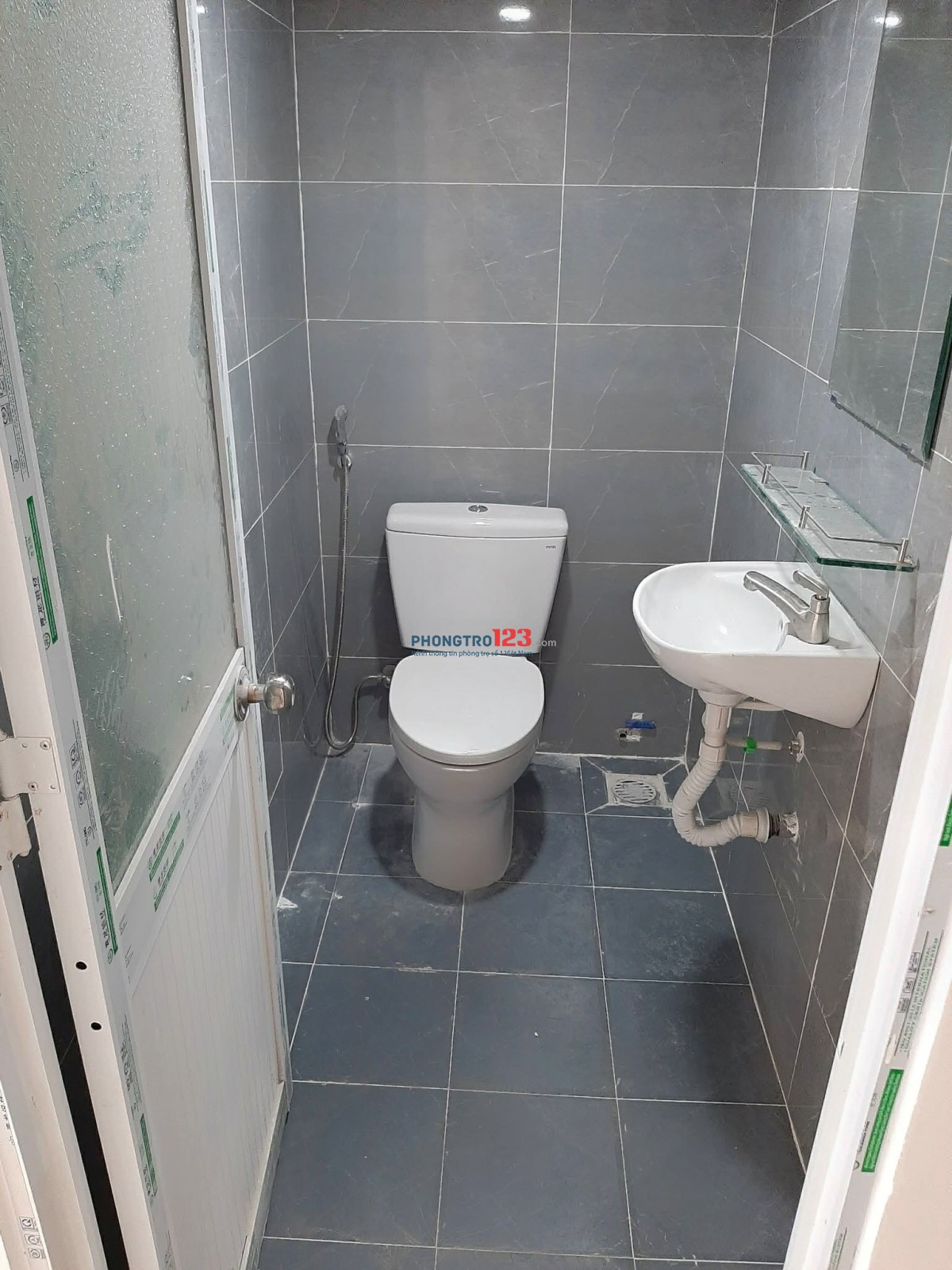 Phòng Duplex ban công lớn, mặt tiền đường 59, thoáng mát, có máy lạnh