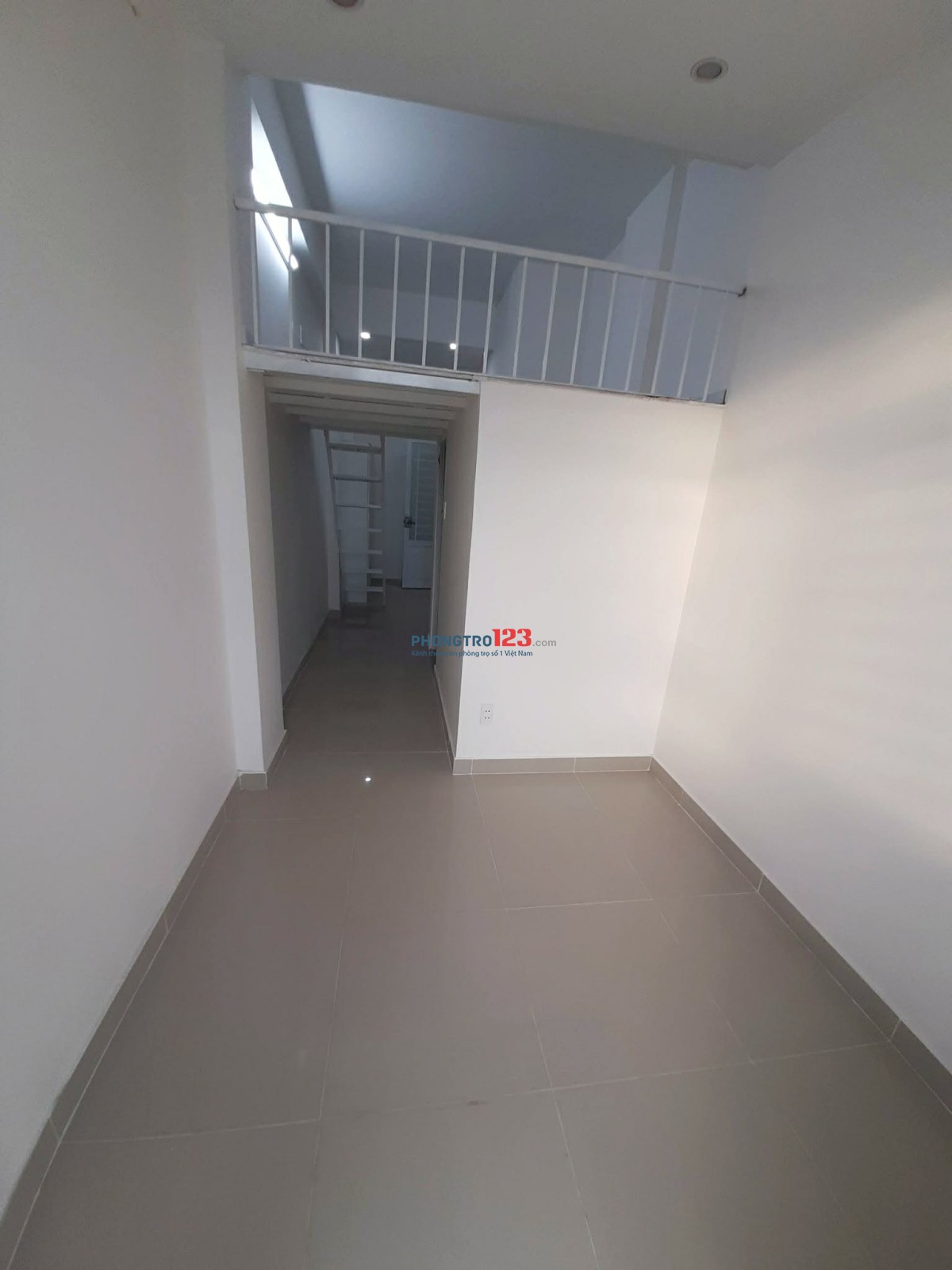 Phòng Duplex ban công lớn, mặt tiền đường 59, thoáng mát, có máy lạnh
