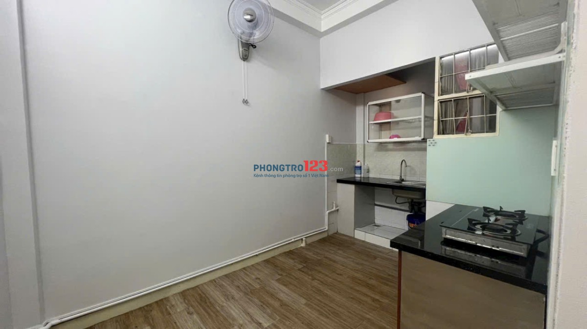 Cho thuê căn 68m2 có 2p ngủ, NTCB ở C/c Phan Xích Long giá 8tr5