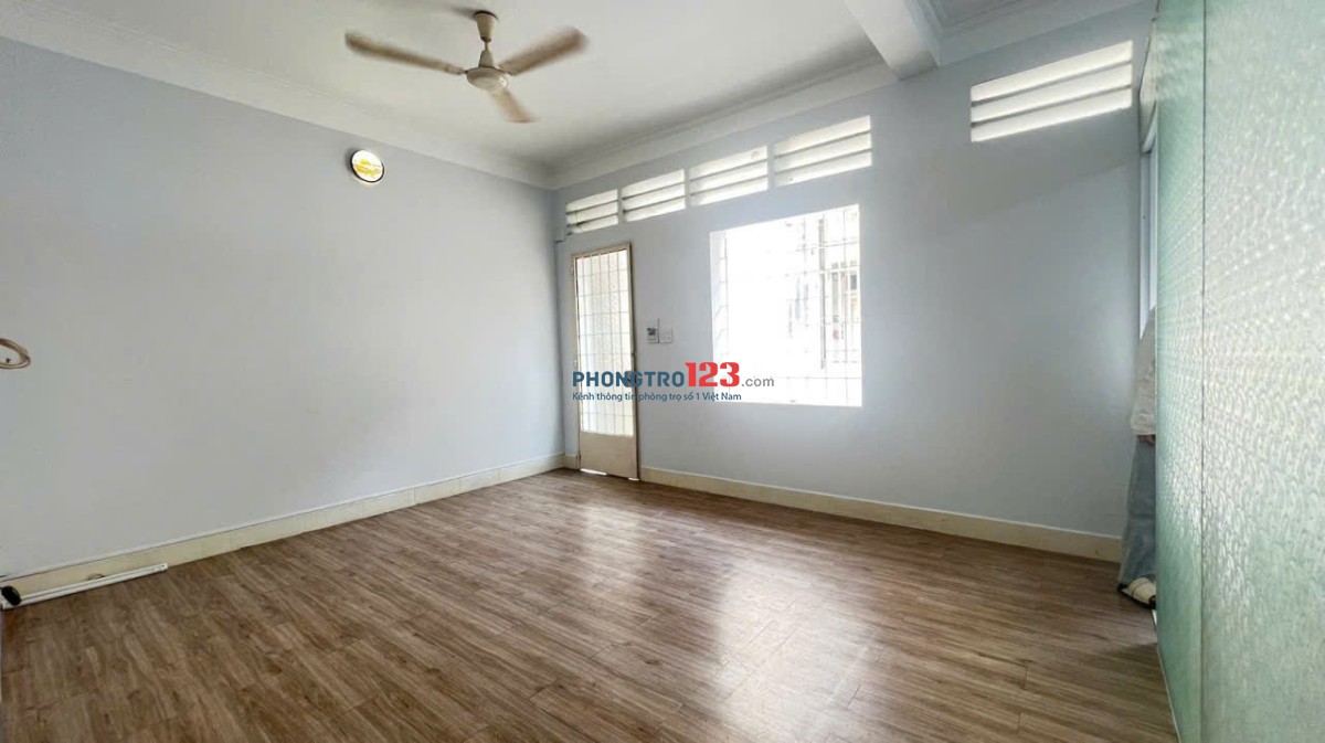 Cho thuê căn 68m2 có 2p ngủ, NTCB ở C/c Phan Xích Long giá 8tr5