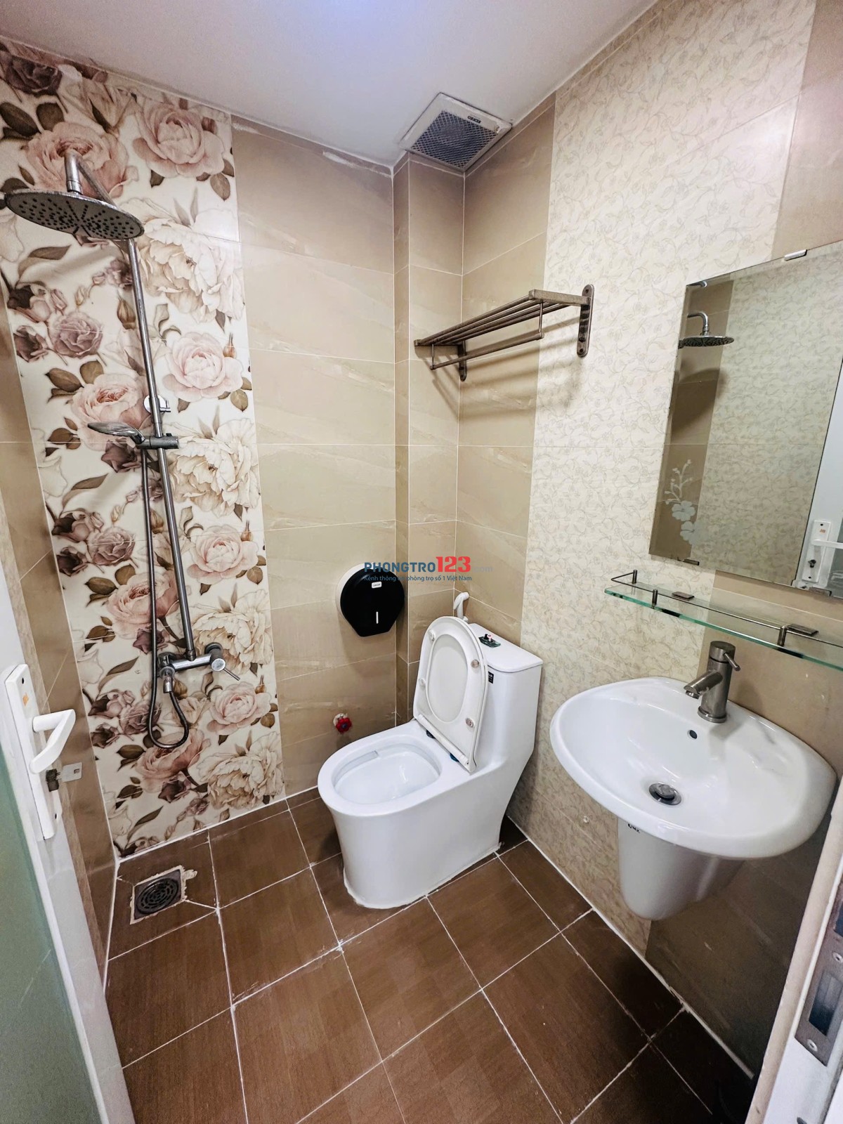 THANG MÁY - TRỐNG SẴN Ở NGAYMẶT TIỀN NGAY THẠCH LAM - VĂN CAO