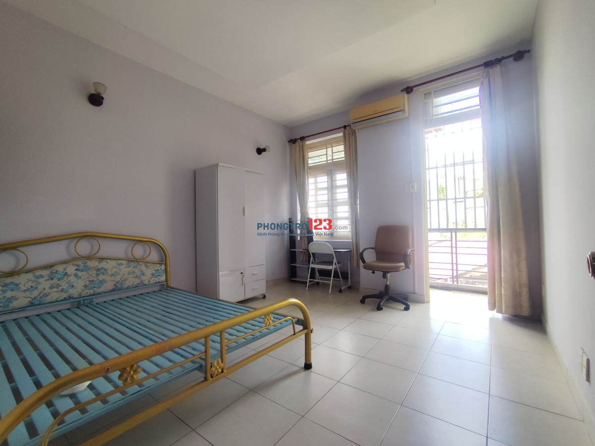 Phòng ban công và cửa sổ thông thoáng, không chung chủ