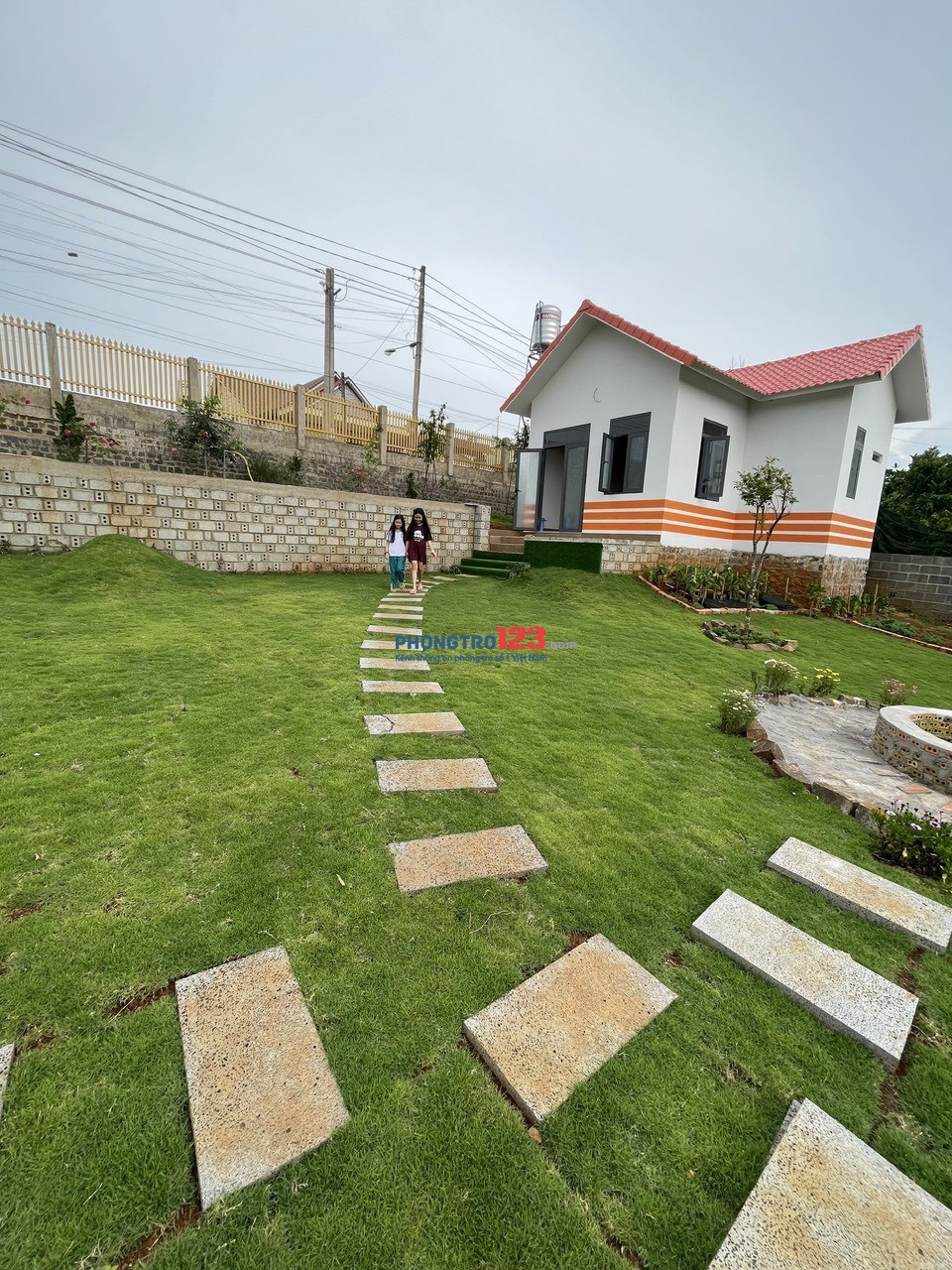 Nhà mặt tiền, yên tĩnh, mát mẻ, vỉew đẹp, gần trung tâm Tp Bảo Lộc. Khu này có an ninh tốt.