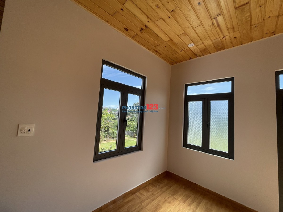 Nhà mặt tiền, yên tĩnh, mát mẻ, vỉew đẹp, gần trung tâm Tp Bảo Lộc. Khu này có an ninh tốt.