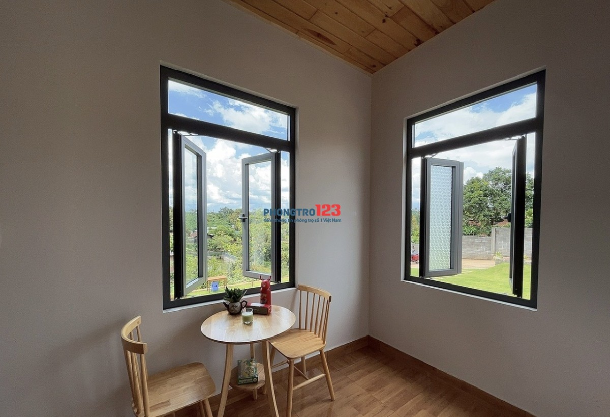 Nhà mặt tiền, yên tĩnh, mát mẻ, vỉew đẹp, gần trung tâm Tp Bảo Lộc. Khu này có an ninh tốt.