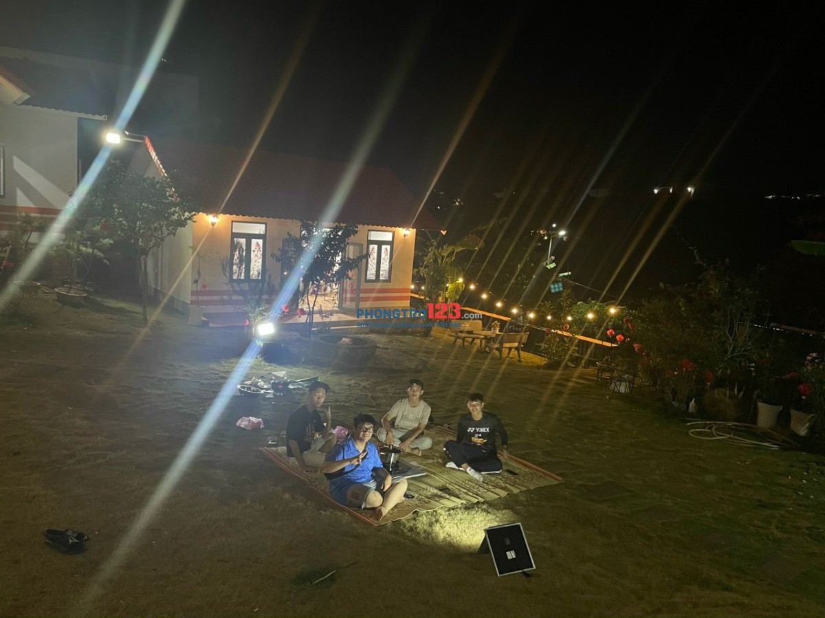 Nhà mặt tiền, yên tĩnh, mát mẻ, vỉew đẹp, gần trung tâm Tp Bảo Lộc. Khu này có an ninh tốt.