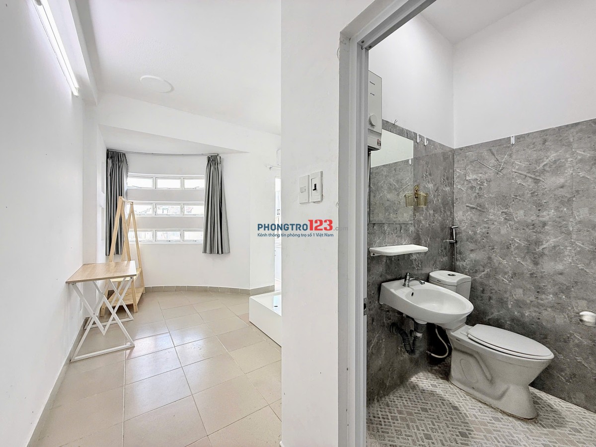 Căn hộ ban công rộng gần ngã tư Hàng Xanh - Vũ Tùng, Bình Thạnh - Phòng mới tinh, nội thất cao cấp