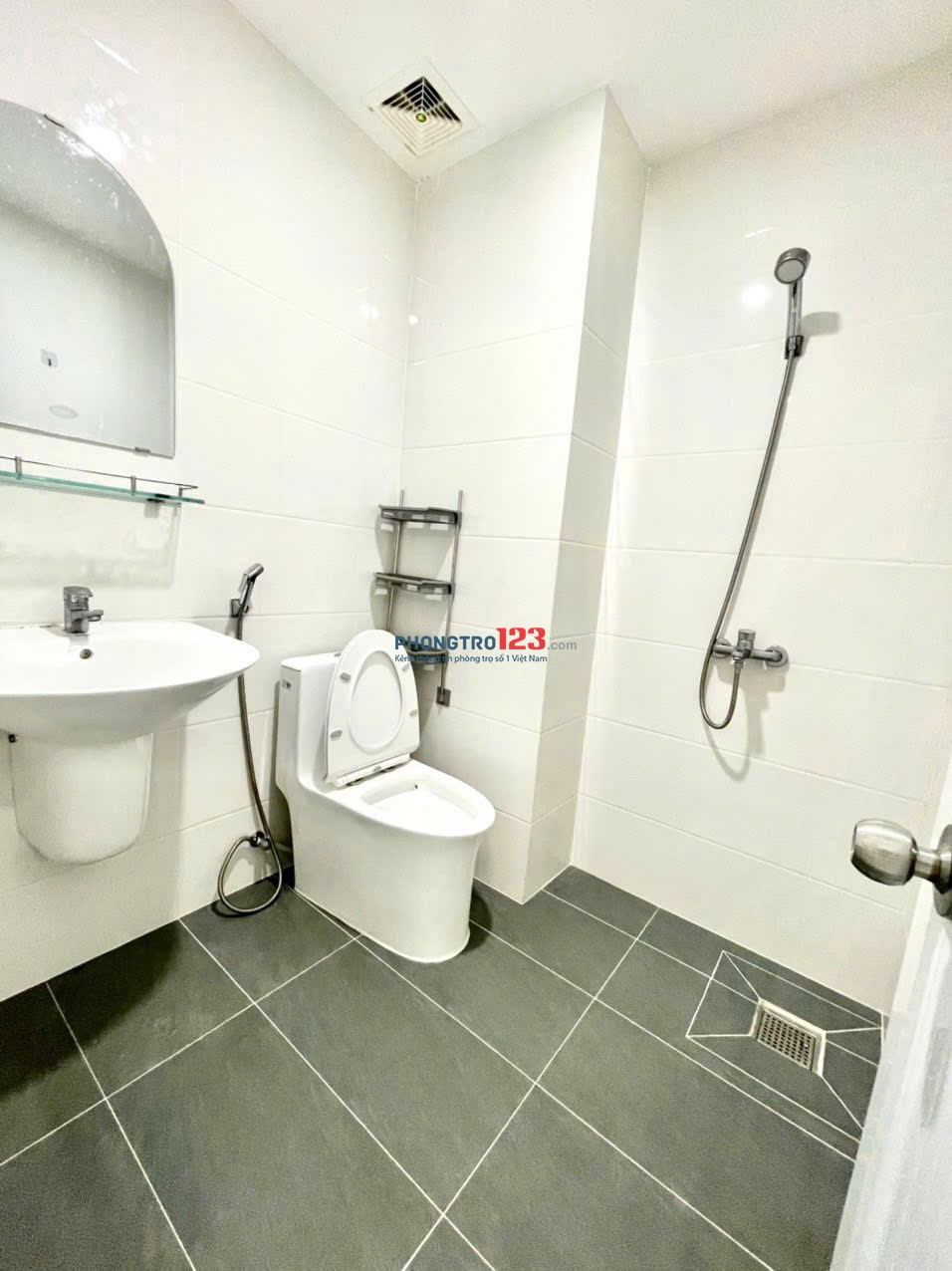 Cho Thuê Phòng Cửa Sổ Full Nội Thất Đi 5' Đại Học Kinh Tế UEH - ĐH Bách Khoa - ĐH Hoa Sen giá ưu đãi