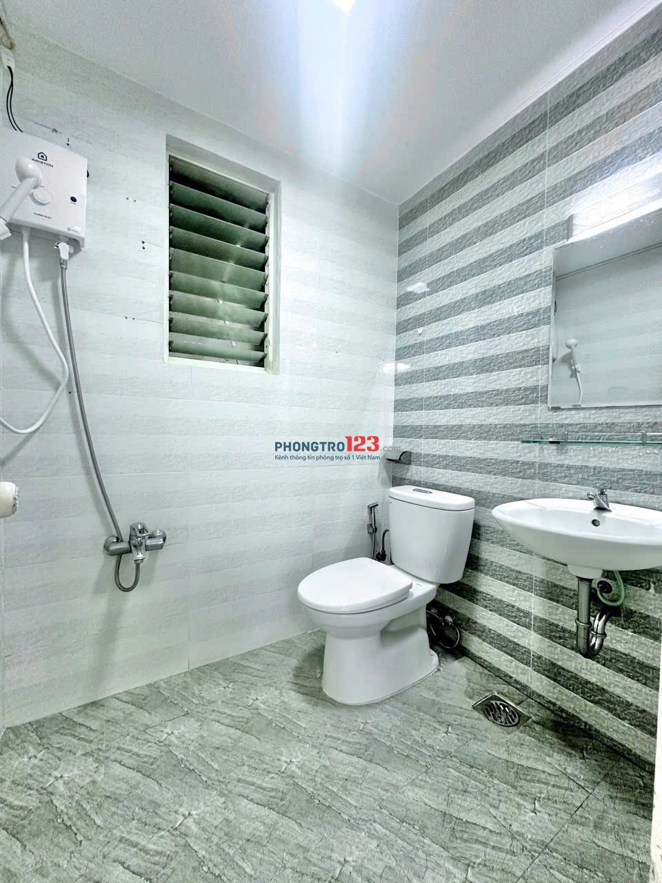 CHO THUÊ PHÒNG CỬA SỔ THOÁNG , 28m2 , Đường Cách Mạng Tháng Tám - Gần Vòng Xoay Dân Chủ Quận 3