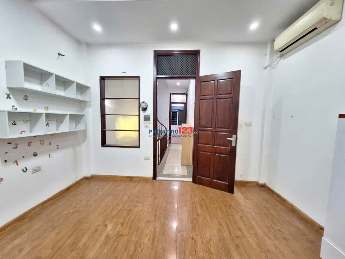 - Chính chủ cho phòng ở, nhà kề chợ Lai Xá, ô tô đỗ cửa, cách Quốc lộ 32 chỉ 80m, nội thất đầy đủ