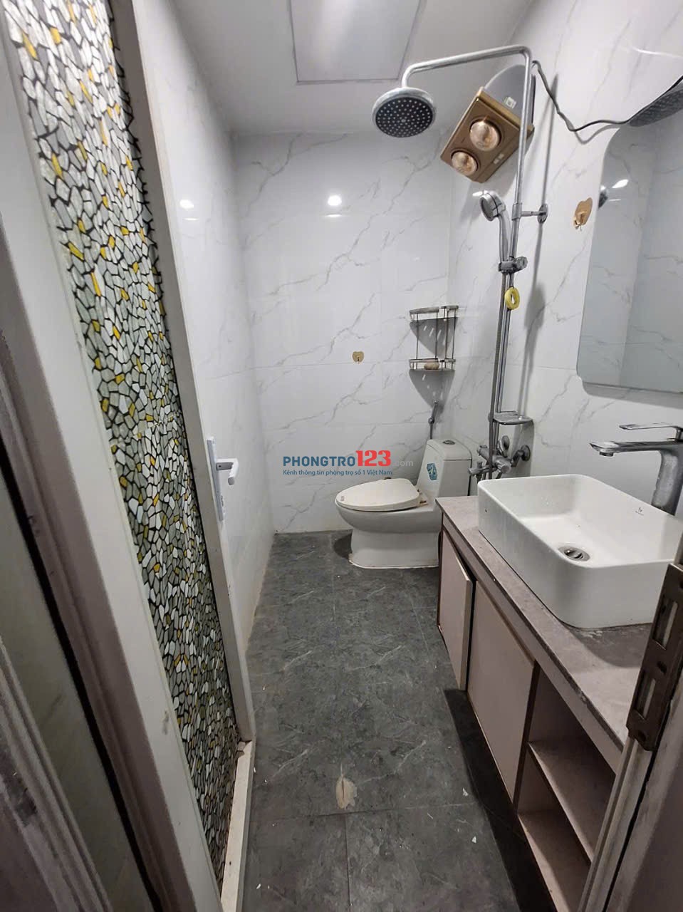 - Chính chủ cho phòng ở, nhà kề chợ Lai Xá, ô tô đỗ cửa, cách Quốc lộ 32 chỉ 80m, nội thất đầy đủ