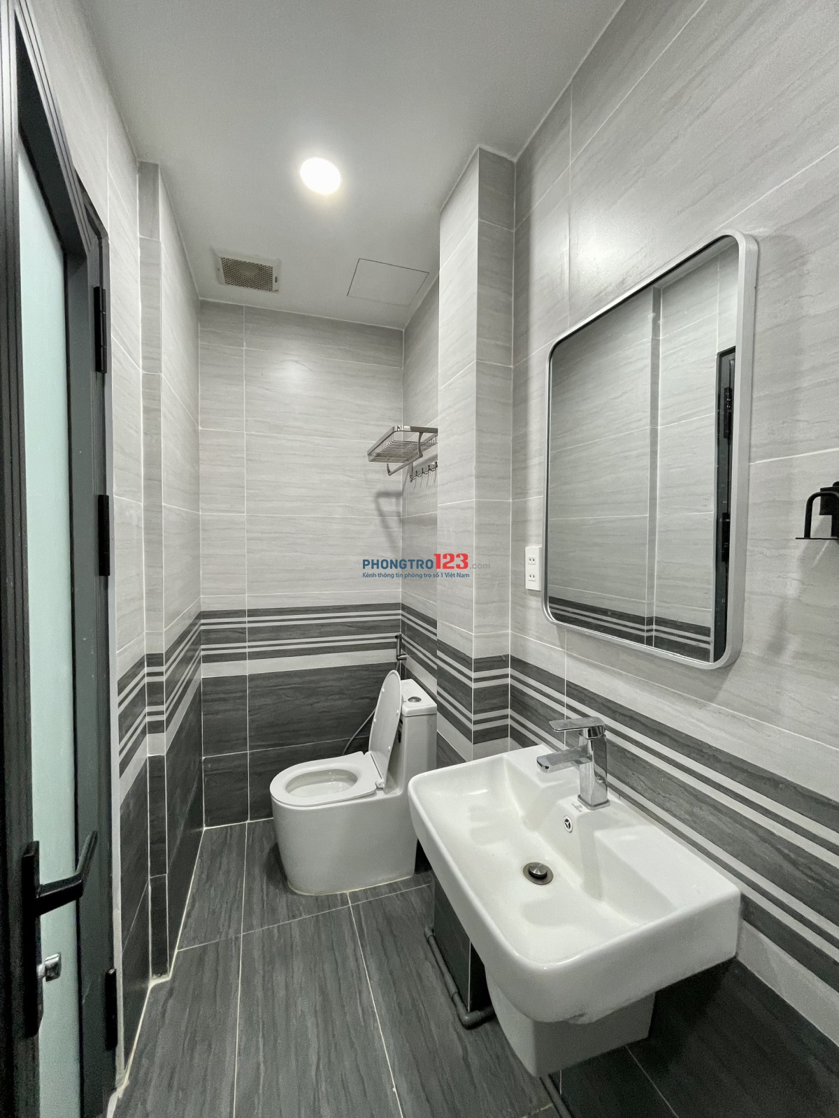 Cho thuê căn hộ dịch vụ, có cửa sổ lớn - Đường Xô Viết Nghệ Tĩnh, Bình Thạnh gần Hàng Xanh, Hutech v