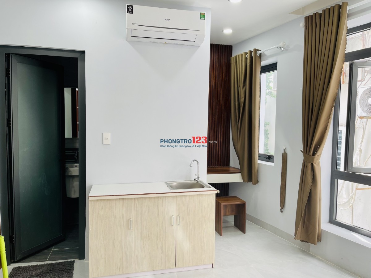 Cho thuê căn hộ dịch vụ, có cửa sổ lớn - Đường Xô Viết Nghệ Tĩnh, Bình Thạnh gần Hàng Xanh, Hutech v