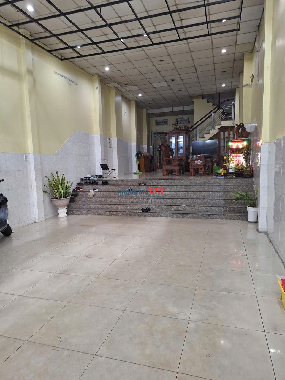 Nhà thuê nguyên căn rộng rãi, thoáng mát. Vỉa hè rộng