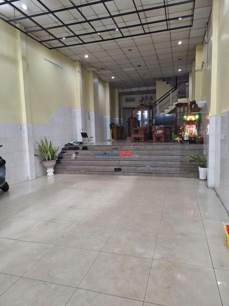 Nhà thuê nguyên căn rộng rãi, thoáng mát. Vỉa hè rộng