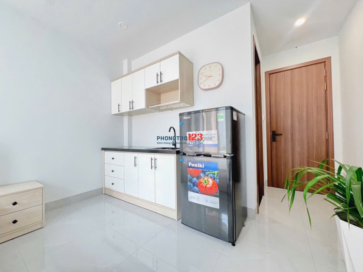 Cho thuê căn hộ có ban công - Thích Quảng Đức, Phú Nhuận gần Phan Xích Long, Quận 1 và Quận 3