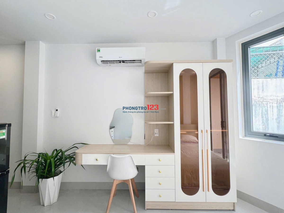 Cho thuê căn hộ có ban công - Thích Quảng Đức, Phú Nhuận gần Phan Xích Long, Quận 1 và Quận 3