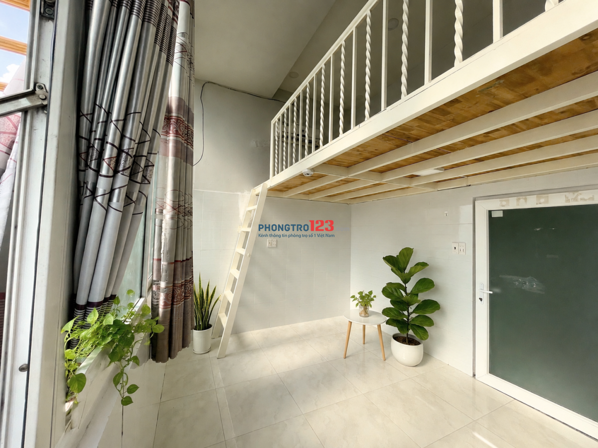 Phòng view cửa sổ thoáng mát, gác cao ngay SPKT, VINCOM VÕ VĂN NGÂN