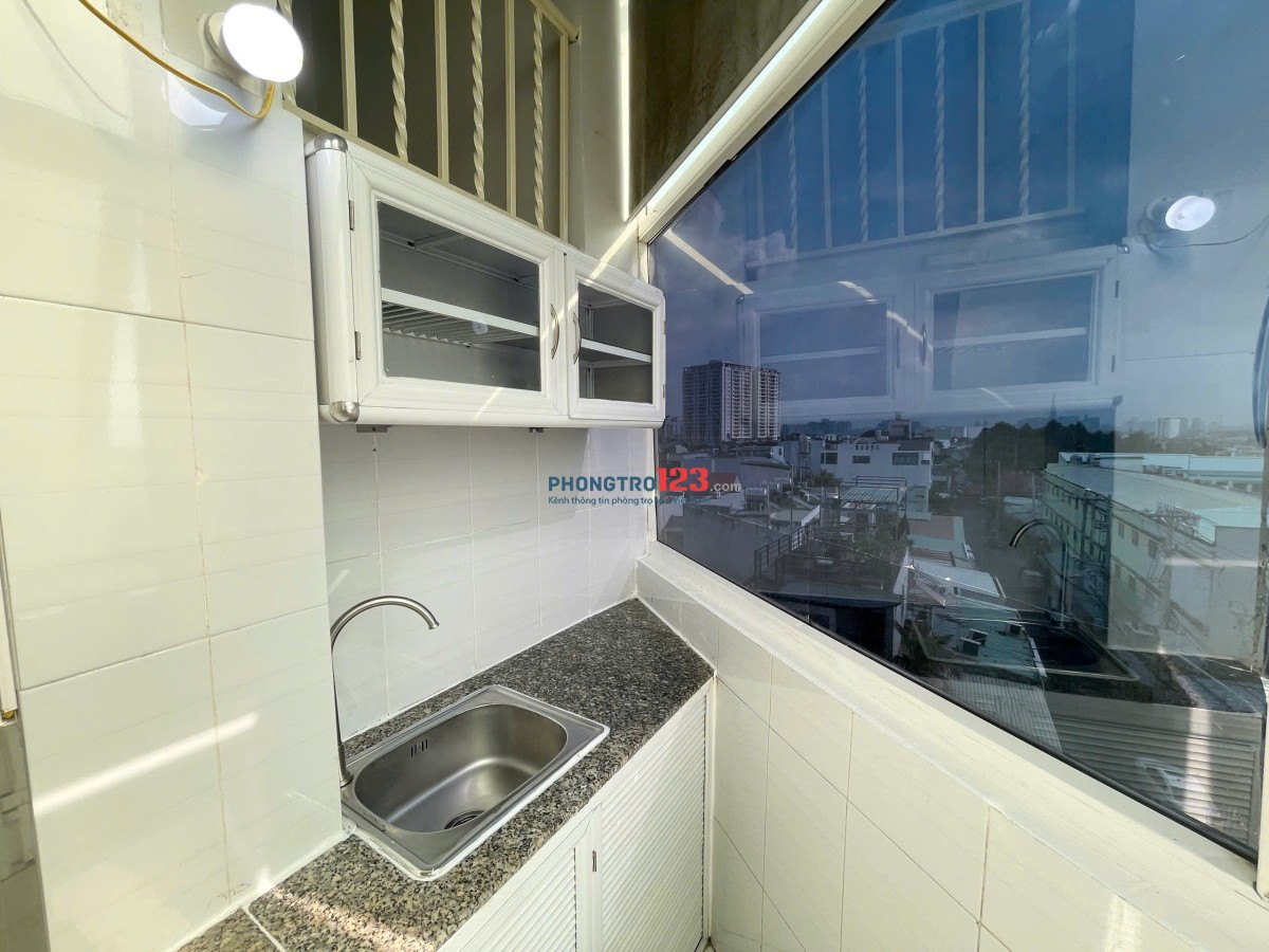 Phòng view cửa sổ thoáng mát, gác cao ngay SPKT, VINCOM VÕ VĂN NGÂN