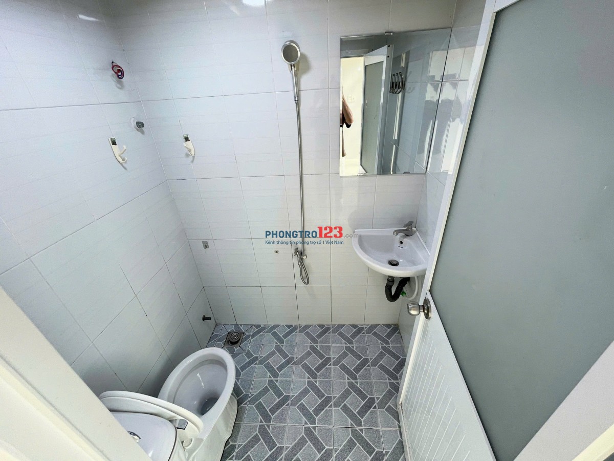Phòng view cửa sổ thoáng mát, gác cao ngay SPKT, VINCOM VÕ VĂN NGÂN