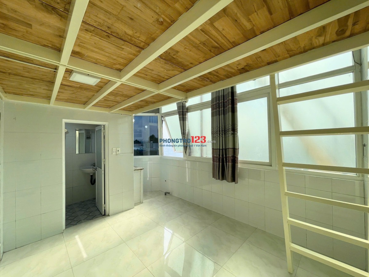 Phòng view cửa sổ thoáng mát, gác cao ngay SPKT, VINCOM VÕ VĂN NGÂN