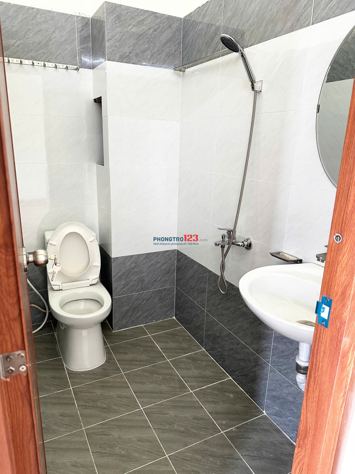 Phòng mới sạch sẽ có ban công. full nội thất giá tốt