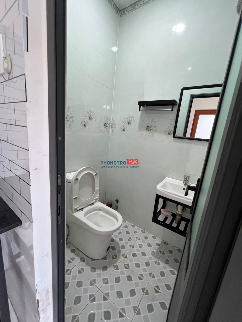 Phòng máy lạnh, có cửa sổ thoáng mát. Đối diện gigamall