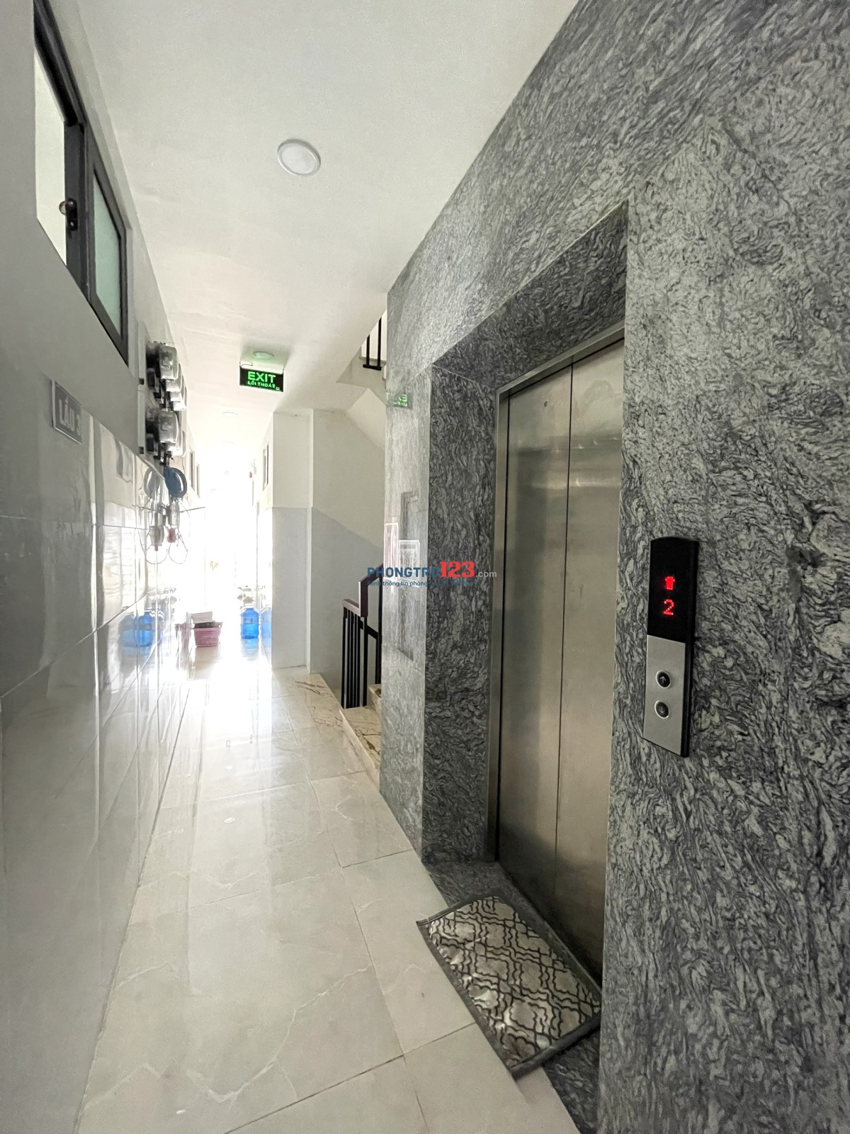 Phòng máy lạnh, có cửa sổ thoáng mát. Đối diện gigamall