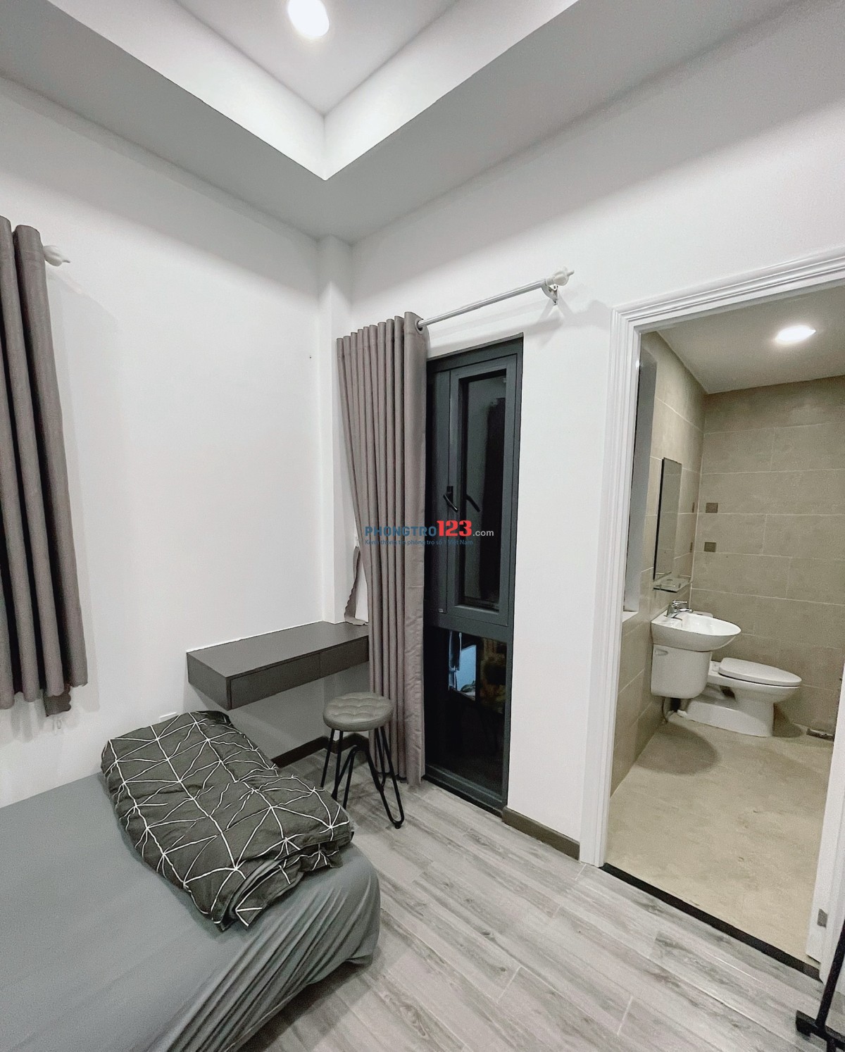 Cho thuê căn hộ Studio cửa sổ thoáng Q4 gần ĐH Luật, ĐH Nguyễn Tất Thành, cầu Tân Thuận