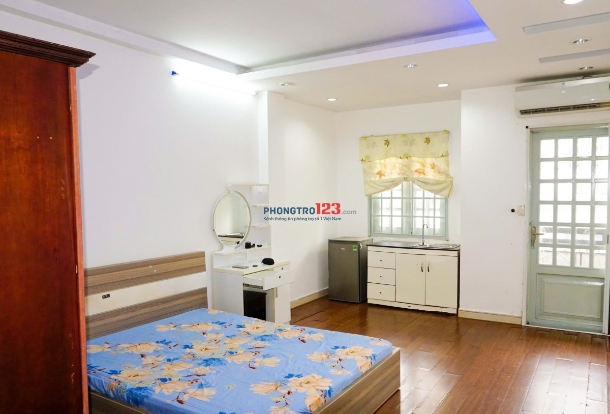 CHDV 45m2 BAN CÔNG - WC có BỒN TẮM gần ETOWN Cộng Hòa P13 Tân Bình