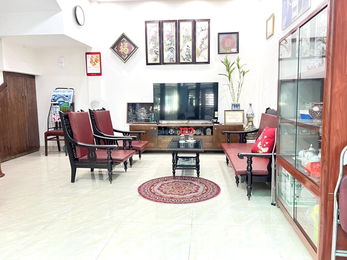  Cho thuê nhà 5 tầng, diện tích gần 40m2, mới xây được 2 năm.