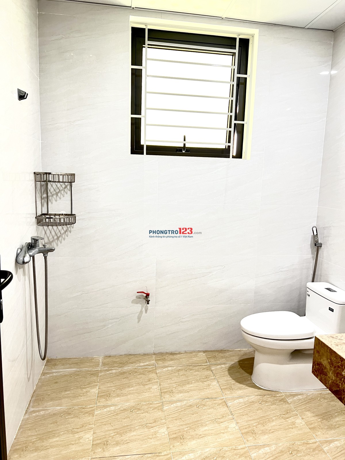  Cho thuê nhà 5 tầng, diện tích gần 40m2, mới xây được 2 năm.