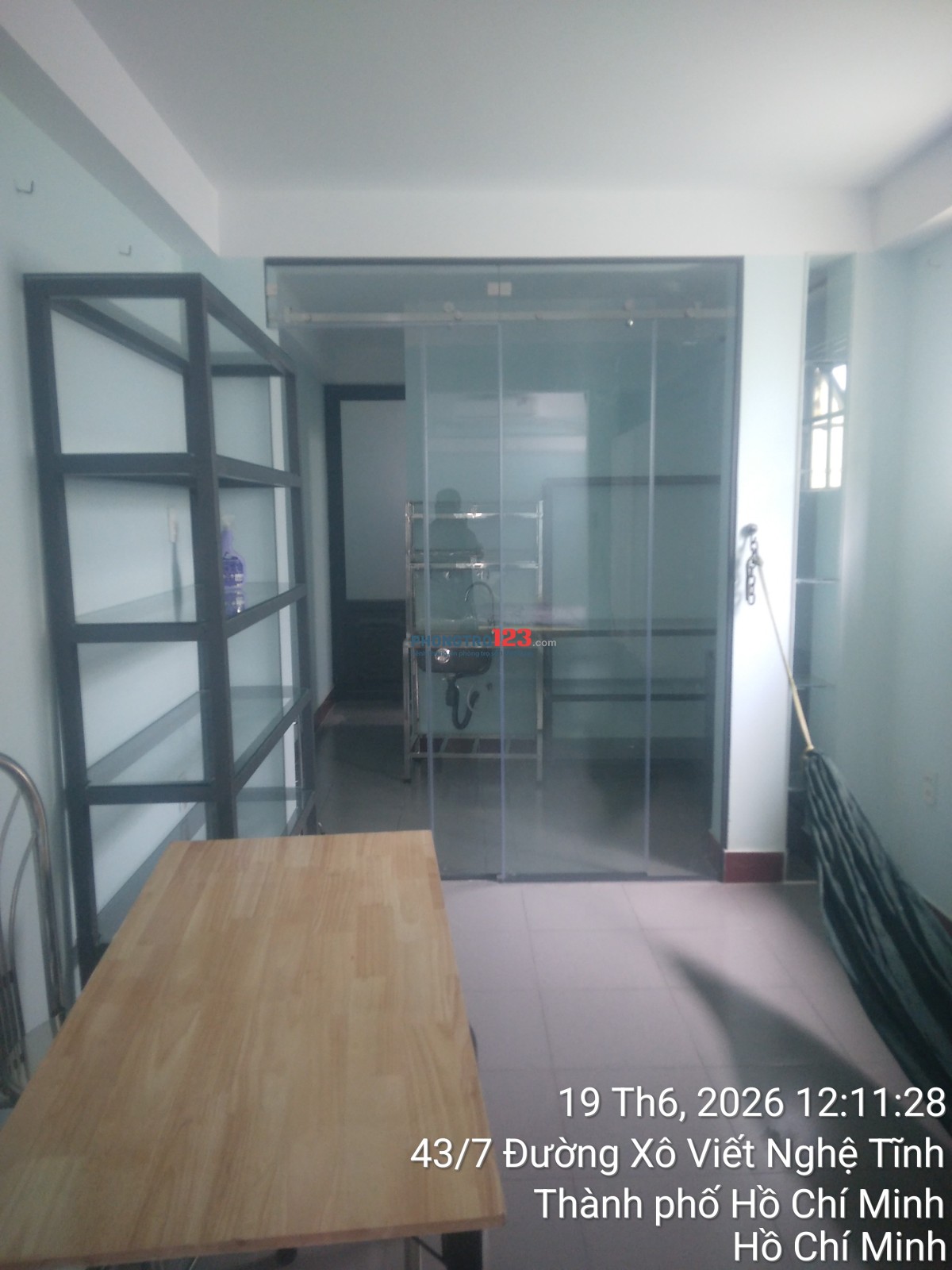 CHO NỮ ĐỘC THÂN THUÊ PHÒNG: Lầu 1; 30m2, máy lạnh, tủ lạnh, bếp, tủ, 2 cửa sổ, rèm,...